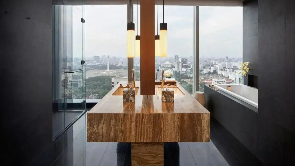 Modernes Badezimmer mit Doppelwaschbecken und atemberaubendem Stadtpanorama