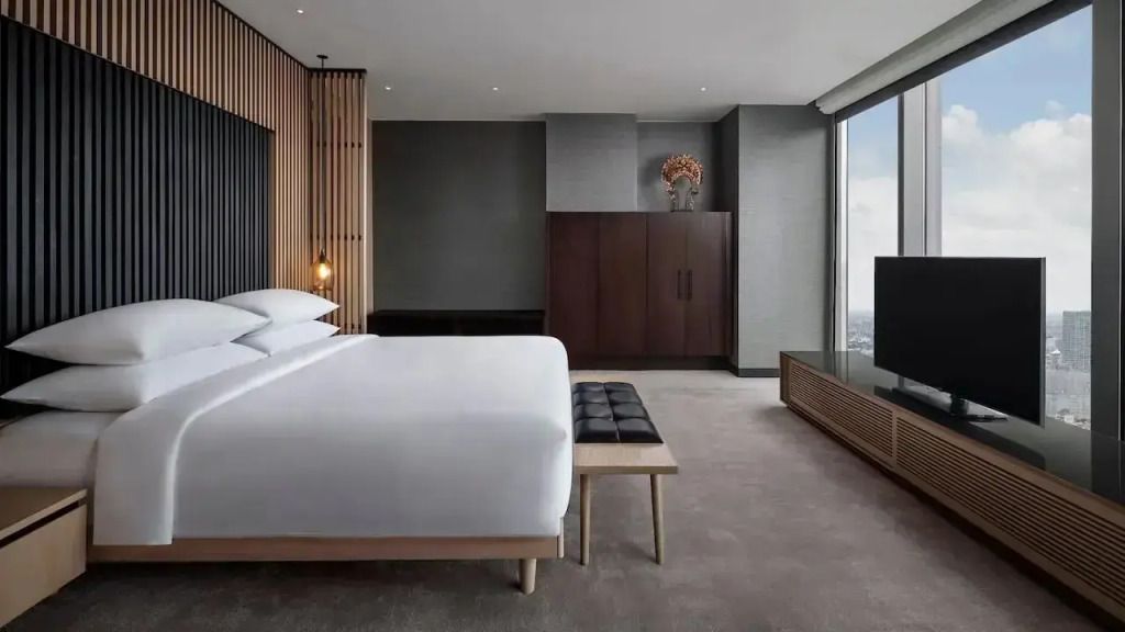 Moderne Suite mit elegantem Design und Panoramafenster in Jakarta.