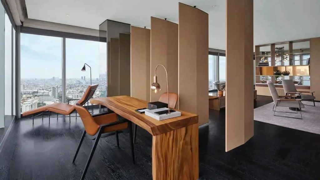 Arbeitsbereich in einer Suite mit stilvollem Holzschreibtisch und großartigem Ausblick.