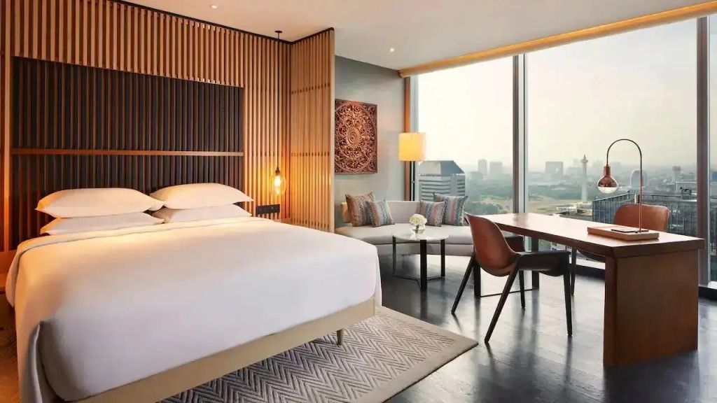 Modernes Doppelzimmer mit Blick auf die Stadt und stilvollen Holzelementen