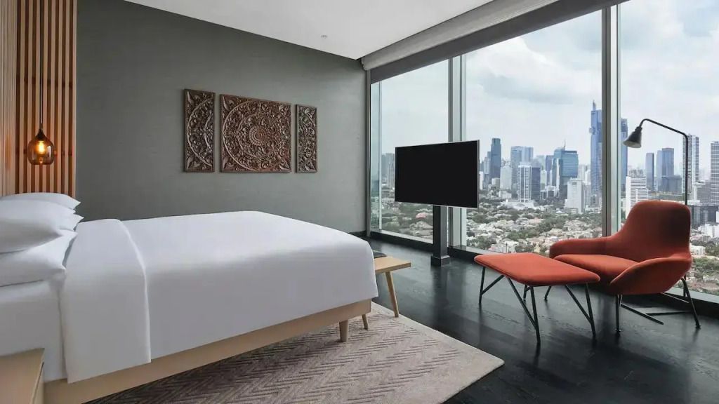 Geräumiges Schlafzimmer mit modernem Design und Panoramablick auf die Stadt.
