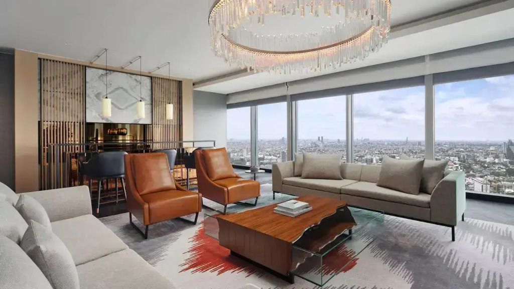 Stilvolles Wohnzimmer mit luxuriösem Mobiliar und spektakulärer Aussicht.
