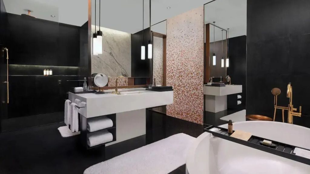 Luxuriöses Badezimmer mit elegantem Design und modernen Armaturen.