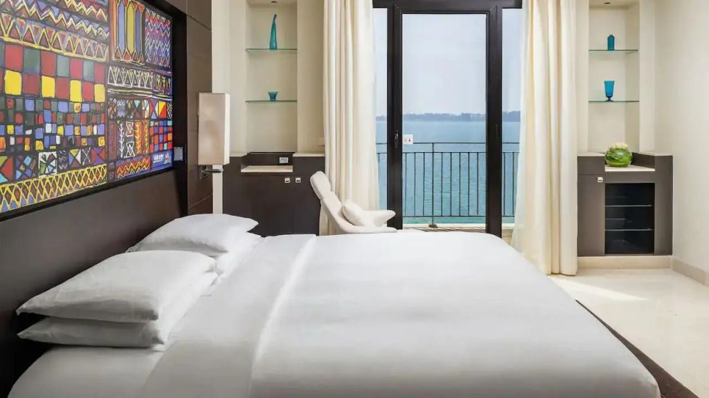 Zimmer mit Doppelbett und Meerblick im Park Hyatt Jeddah mit modernem Design