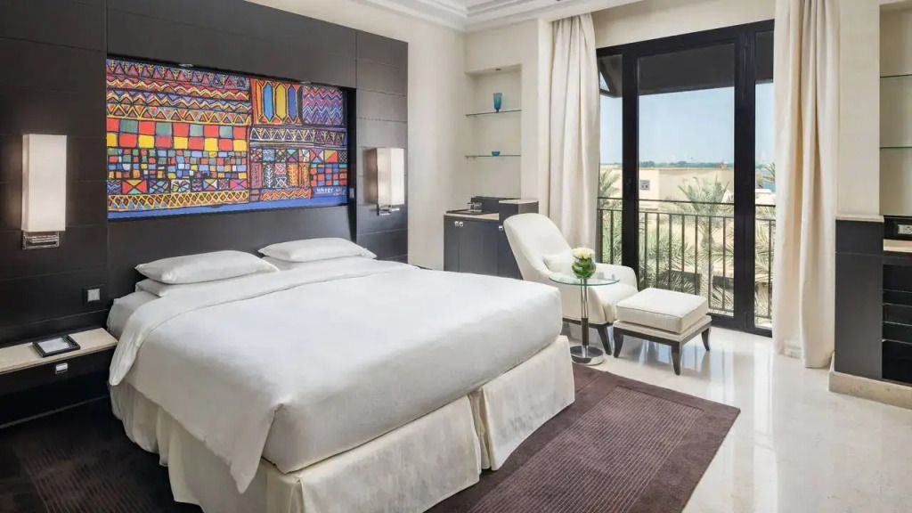 Modernes Doppelzimmer mit Balkon und Blick auf das Meer im Park Hyatt Jeddah