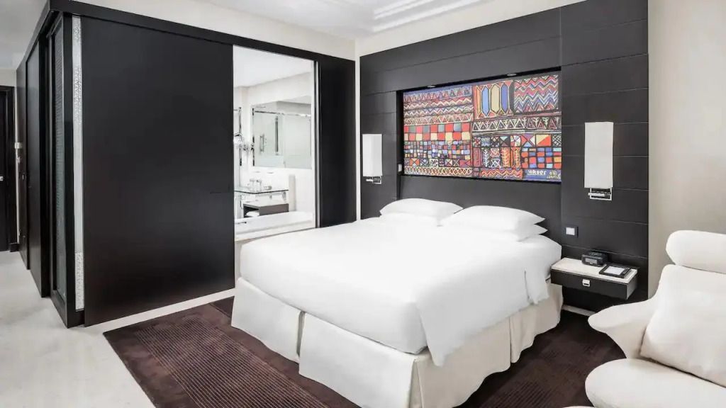 Zimmeransicht mit Bett und Blick ins Badezimmer im Park Hyatt Jeddah