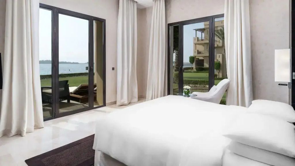 Geräumiges Schlafzimmer mit Tageslicht und Blick auf den Garten sowie das Wasser