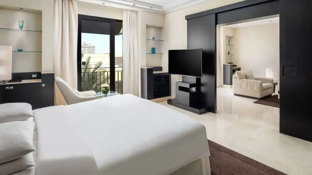 Geräumiges Zimmer mit modernem TV und großem Fenster