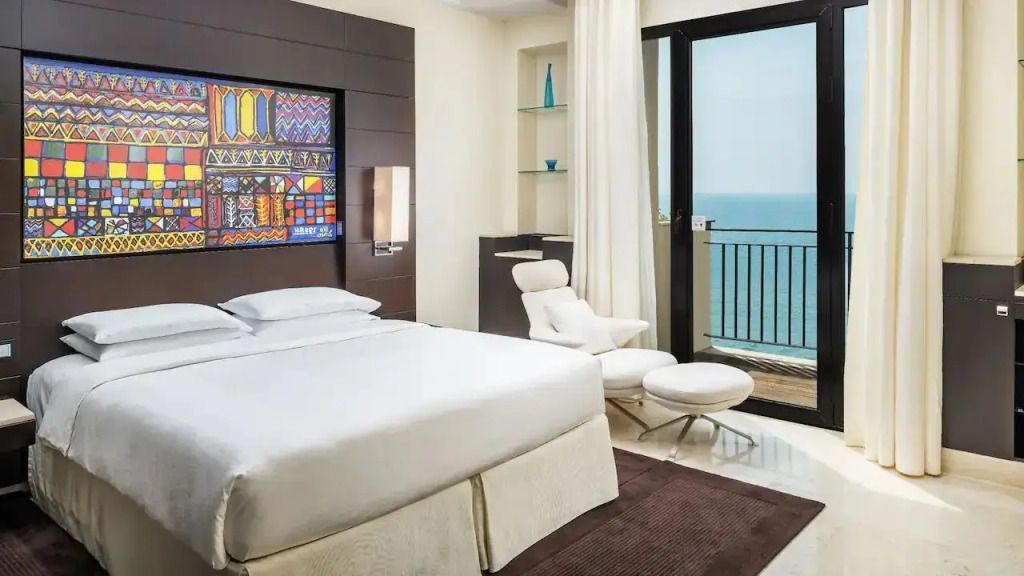 Luxuriöses Schlafzimmer mit Meerblick und modernem Balkon