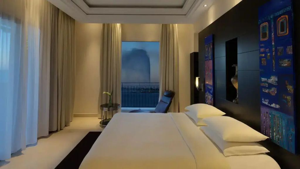 Modern eingerichtetes Schlafzimmer mit Doppelbett und Blick auf die Stadt