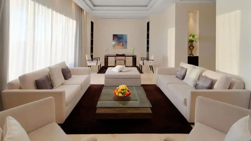 Gemütliches Wohnzimmer mit stilvollen Sofas und Couchtisch