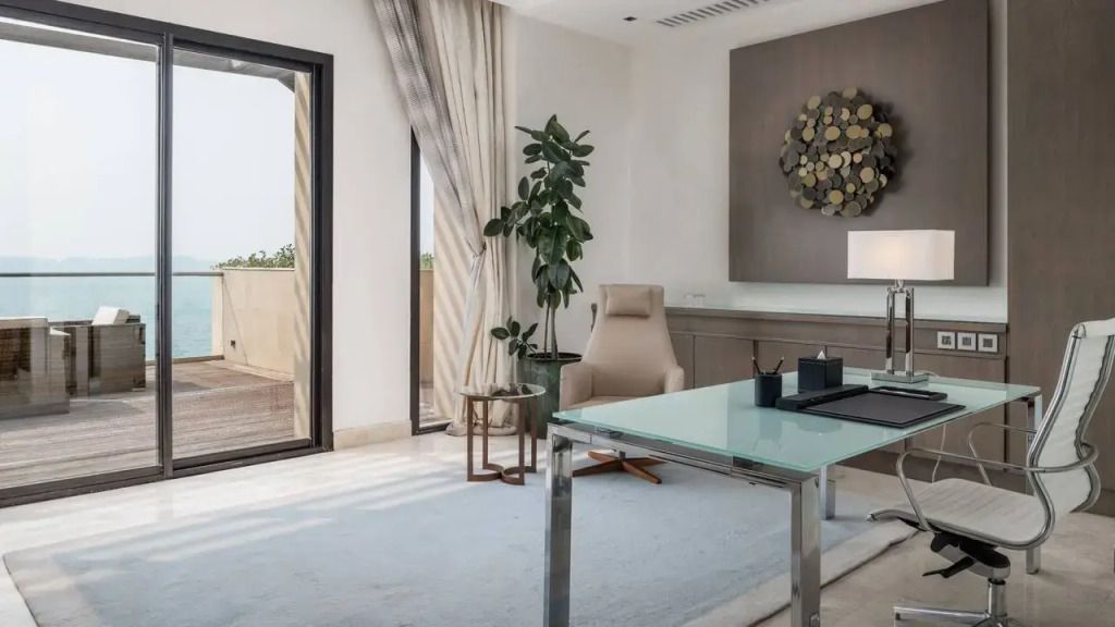 Helles Arbeitszimmer mit modernem Schreibtisch und Dekoration