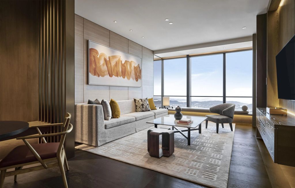 Elegantes Wohnzimmer in Suite mit moderner Kunst und Panoramafenster