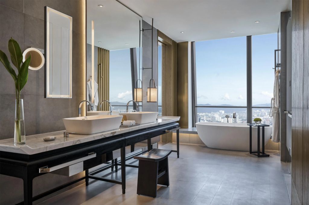 Modernes Badezimmer mit freistehender Badewanne und Stadtblick