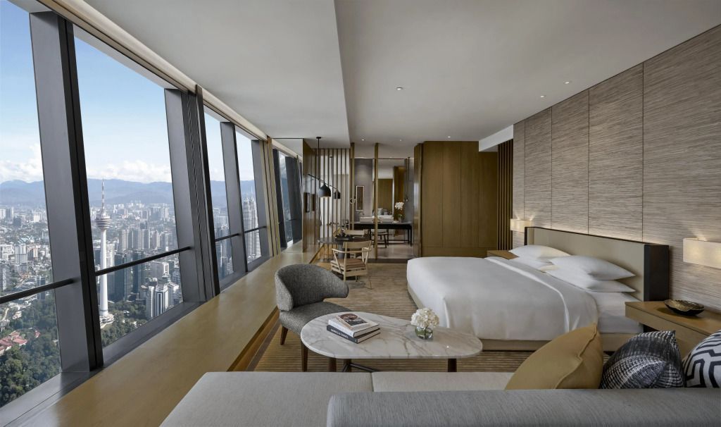 Luxuriöses Hotelzimmer mit Panoramablick auf die Stadt und modernem Design