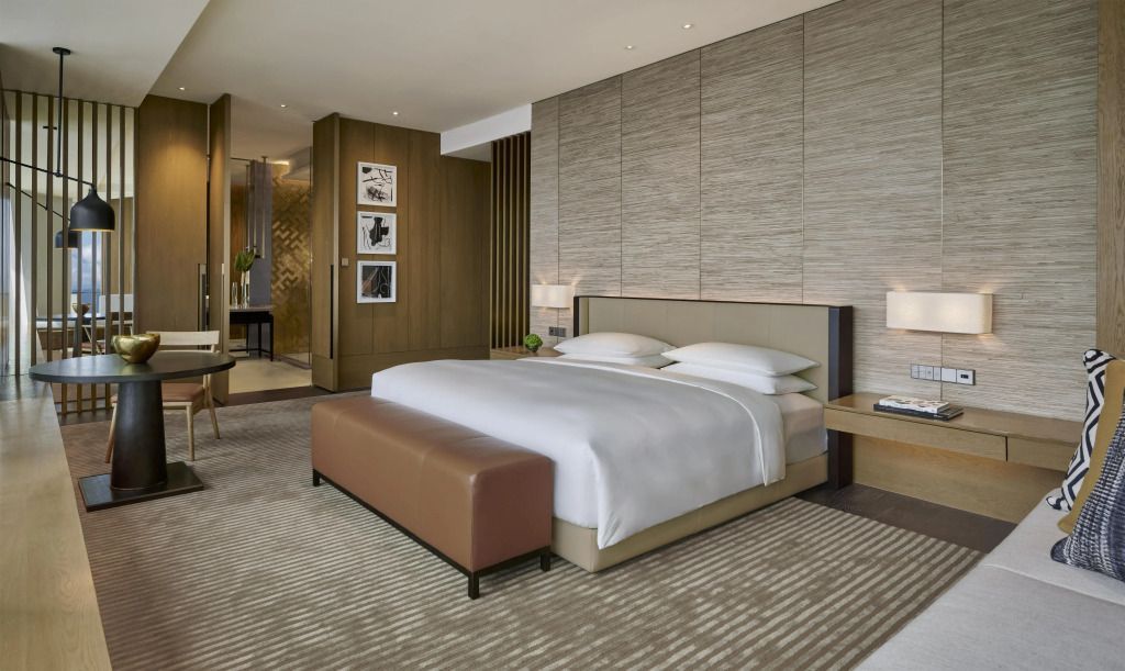 Helles und geräumiges Doppelzimmer mit modernem Interieur und großem Bett