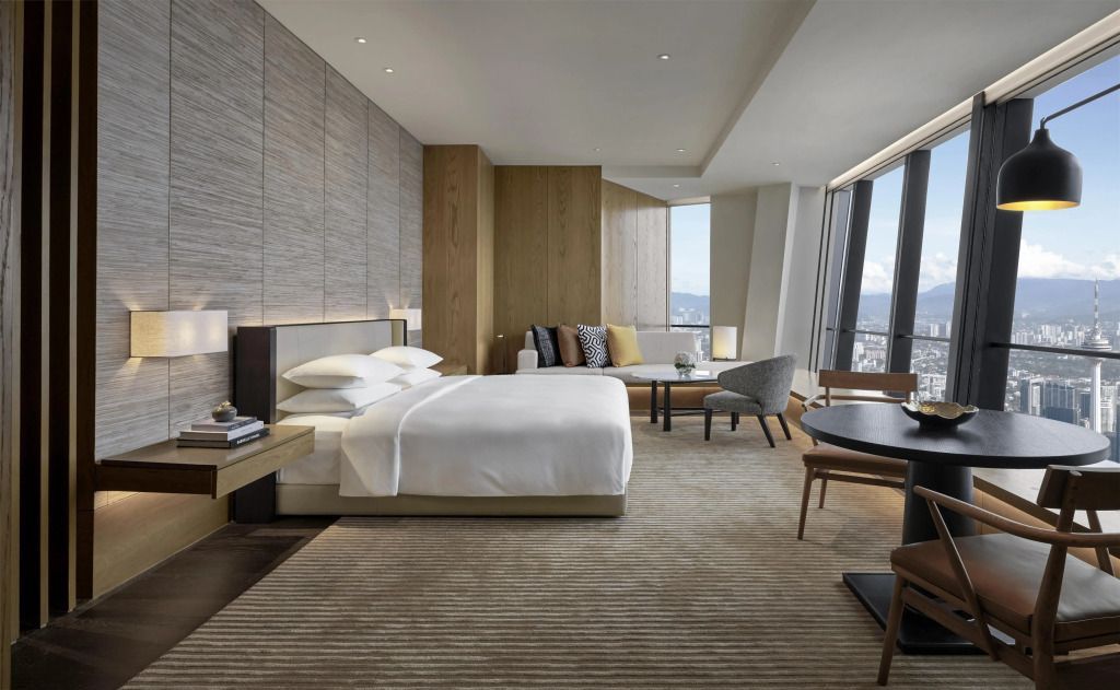 Hotelzimmer mit großem Fenster und stilvollem Dekor für einen entspannenden Aufenthalt