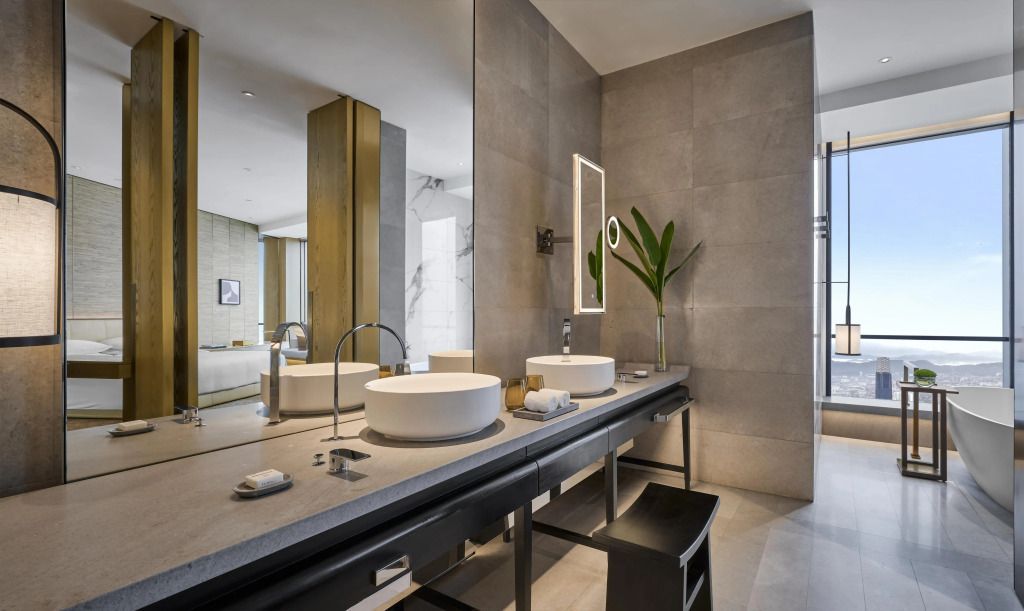 Modernes Badezimmer mit Doppelwaschbecken und stilvollen Design-Elementen