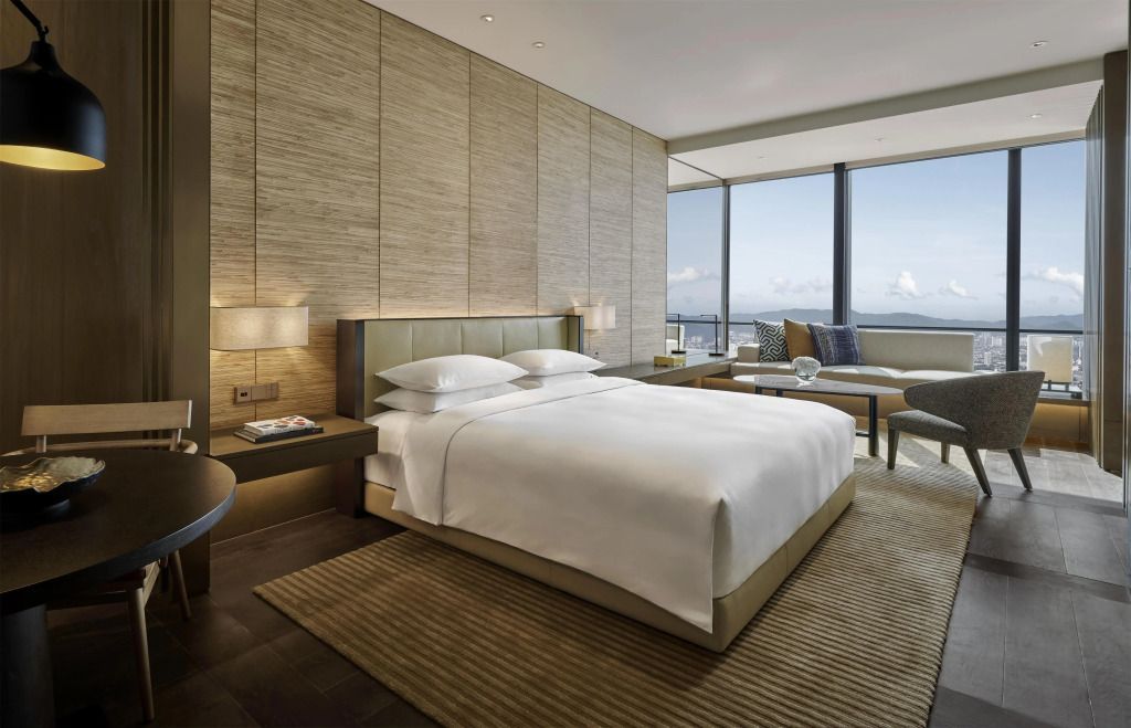 Geräumiges Doppelzimmer mit Blick auf die Skyline und stilvollem Design