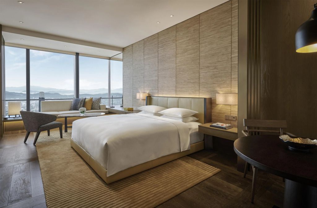 Luxuriöses Doppelzimmer mit Panorama-Fenstern und elegantem Interieur