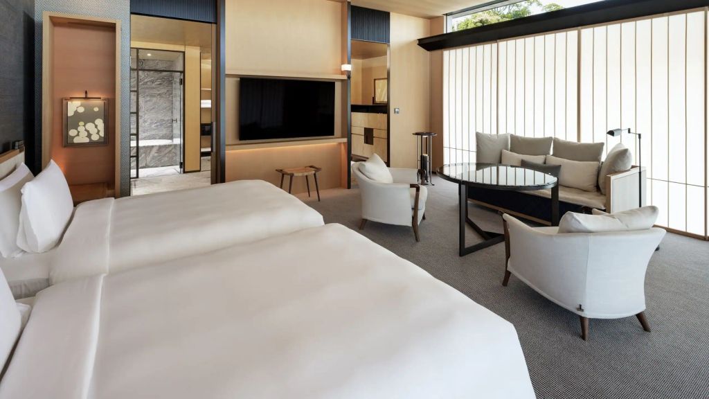 Elegantes Deluxe Zimmer mit zwei Einzelbetten und moderner Einrichtung