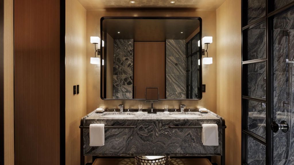 Elegantes Badezimmer mit großem Spiegel und Marmoroberfläche
