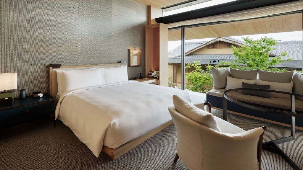 Doppelzimmer mit modernem Design und Blick auf traditionelle Architektur