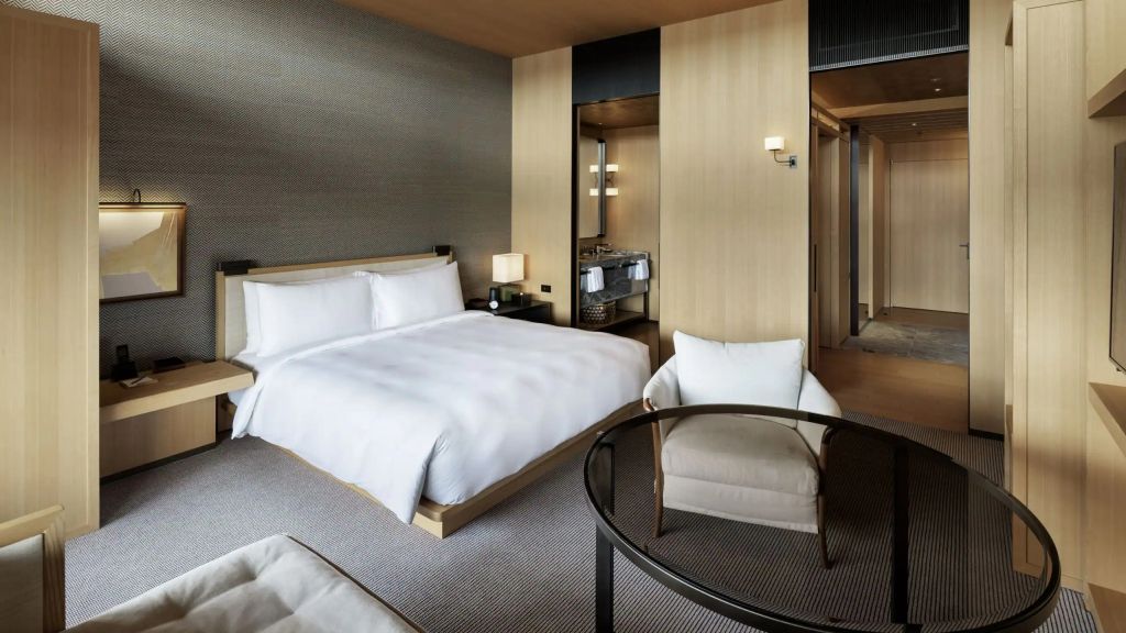 Modern eingerichtetes Zimmer mit direktem Zugang zum Badbereich