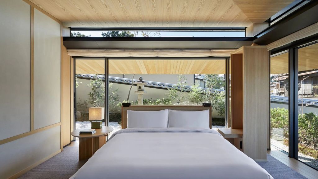 Geräumiges Doppelbettzimmer mit großen Fenstern und Gartenblick im Park Hyatt Kyoto