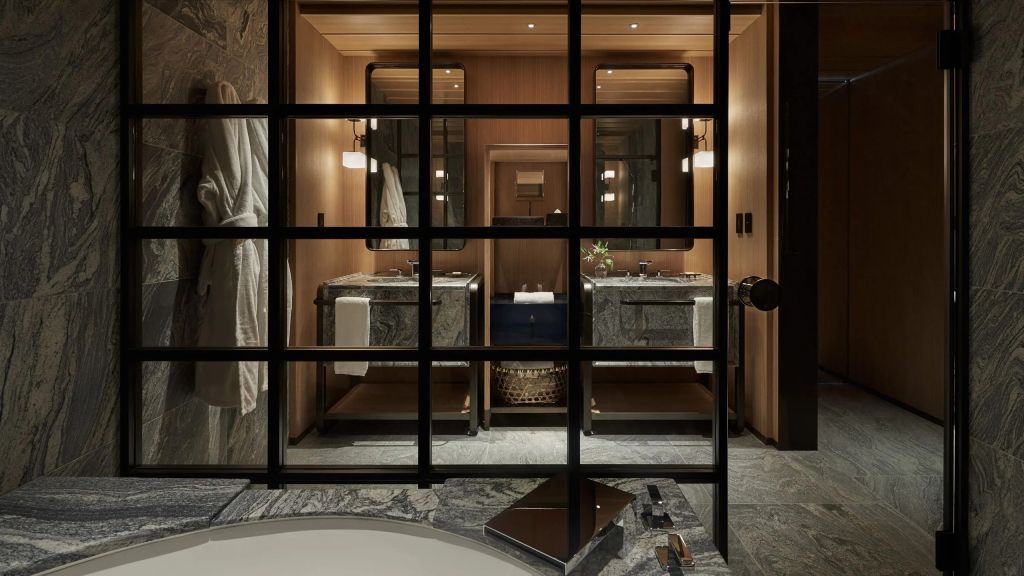 Modernes Badezimmer mit Spiegelwand und luxuriösen Marmorelementen im Park Hyatt Kyoto