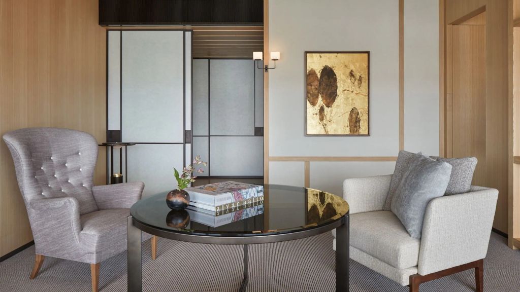Stilvolles Wohnbereich mit rundem Tisch und Kunstwerk im Park Hyatt Kyoto