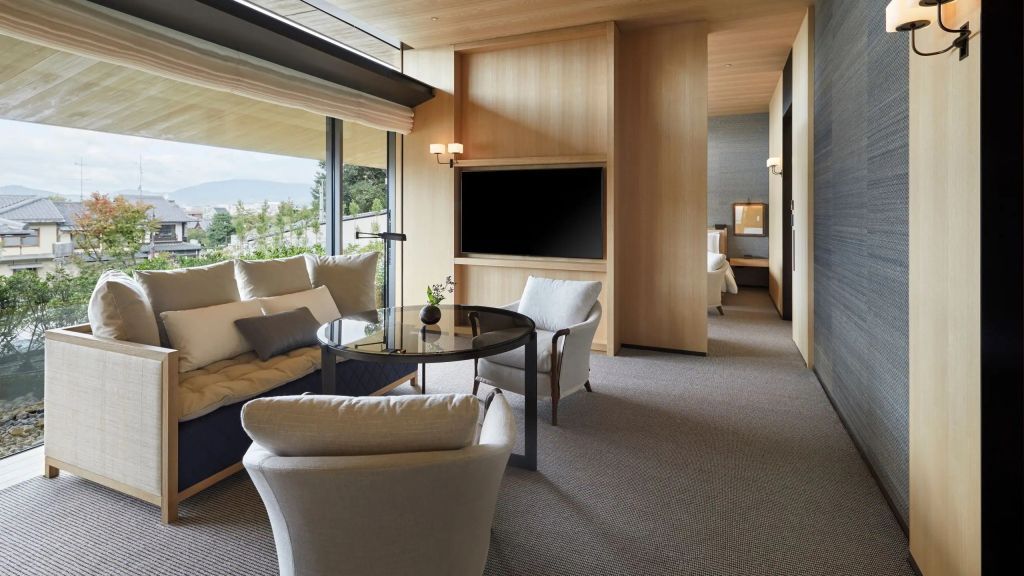 Luxuriöses Wohnzimmer mit Sofas, rundem Tisch und großem Fenster