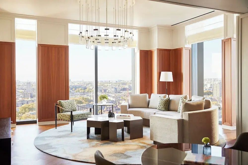 Eleganter Wohnbereich der Ambassador Suite mit Blick auf die Stadt.