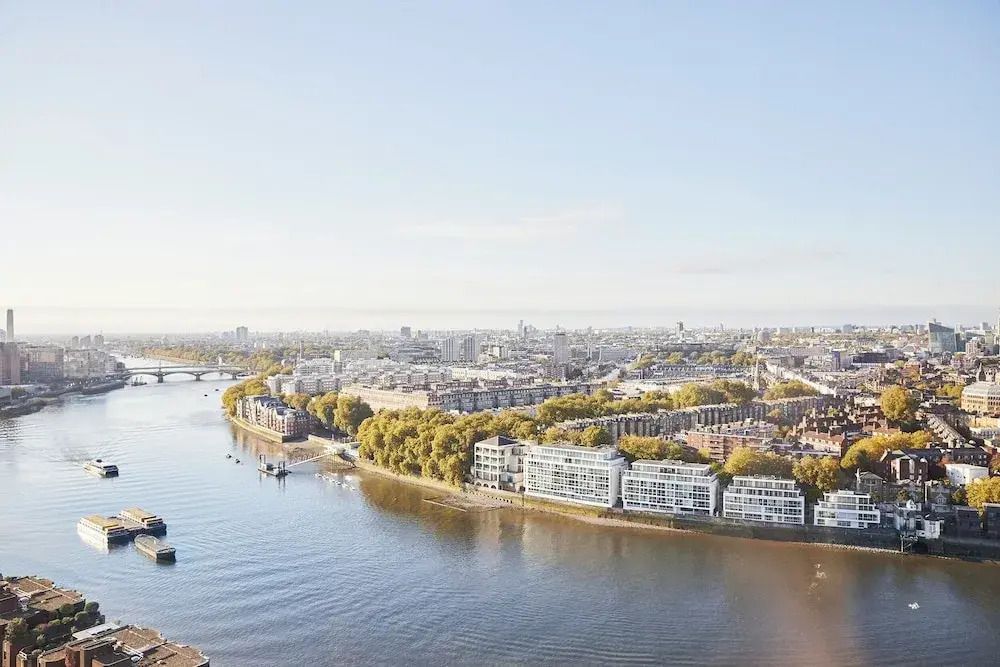 Weitreichender Blick auf die Themse und die Londoner Skyline.