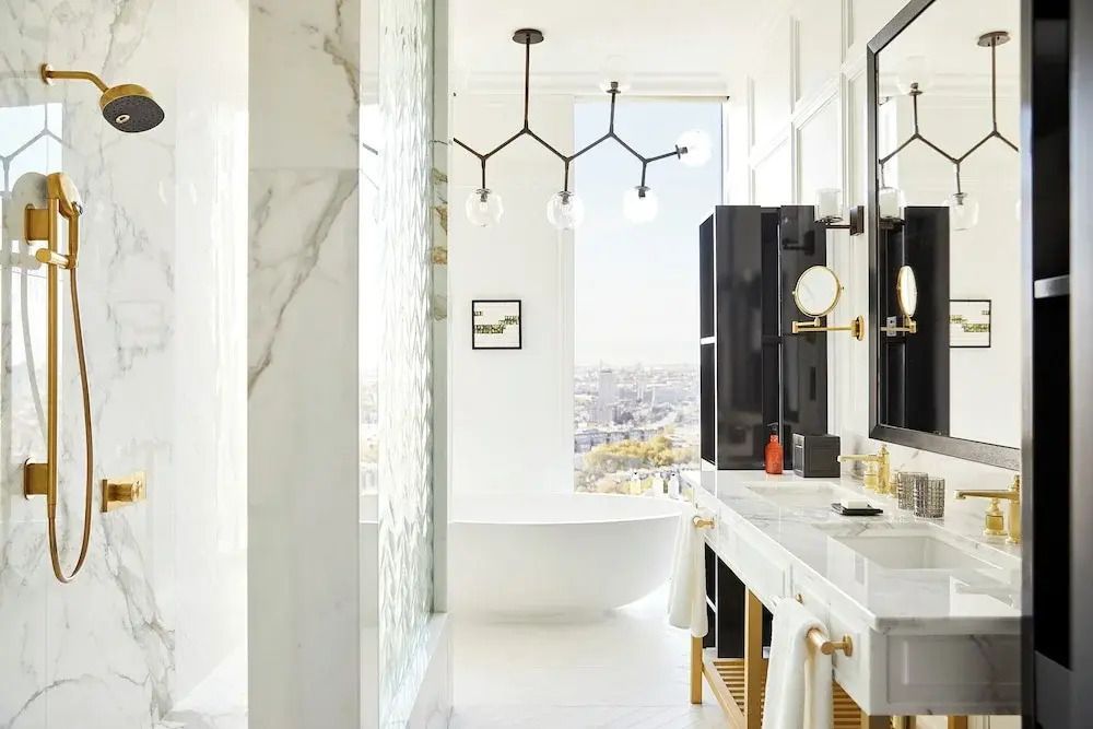Modernes Badezimmer in der Ambassador Suite mit freistehender Badewanne.