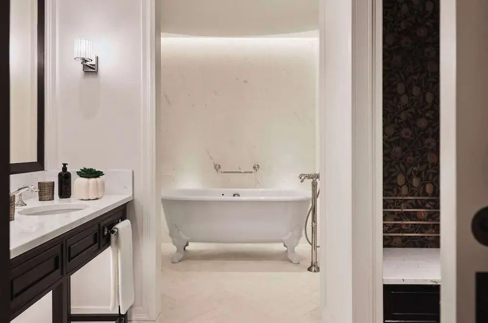 Luxuriöses Badezimmer mit eleganter freistehender Badewanne und stilvollen Armaturen