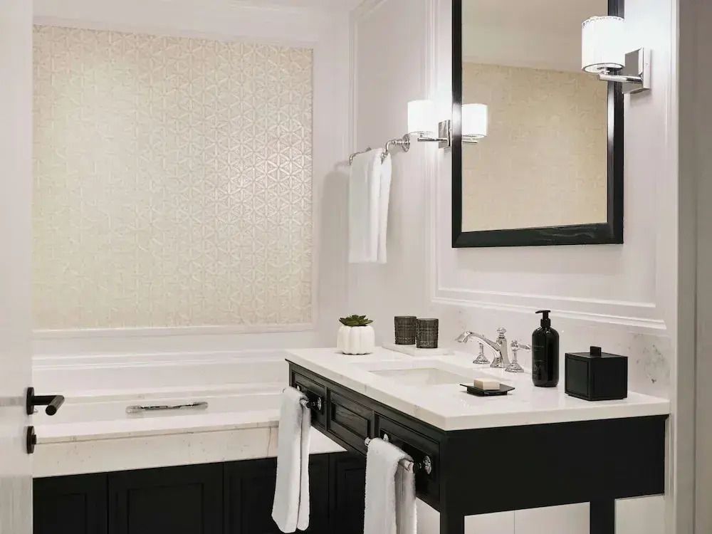 Elegantes Badezimmer mit Waschtisch und großer Badewanne
