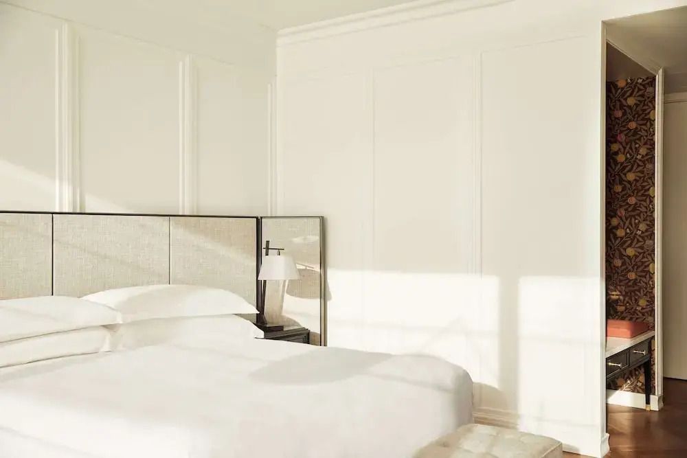 Helles Schlafzimmer im Deluxe Doppel Zimmer mit Doppelbett und Lampe