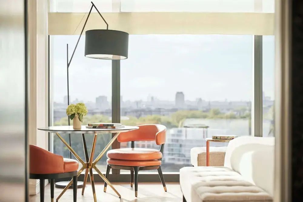 Panoramablick vom modernen Sitzbereich im Deluxe Doppel Zimmer