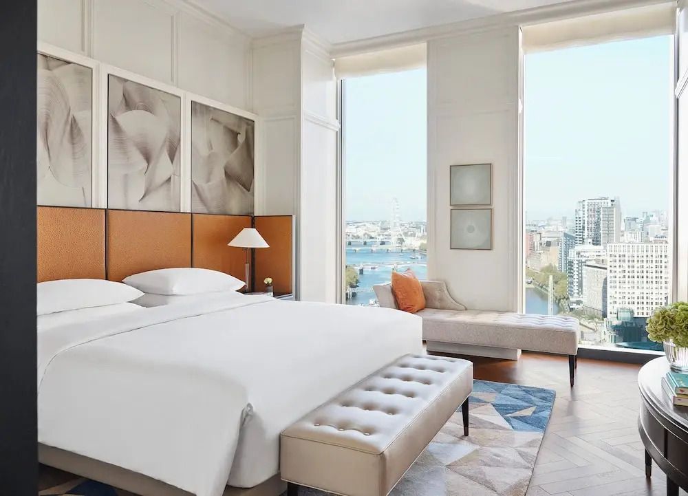 Luxuriöses Schlafzimmer mit großen Fenstern und Blick auf die Themse