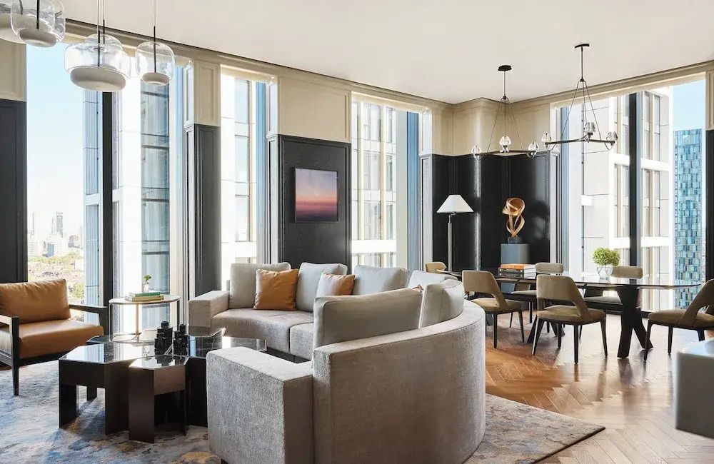 Geräumiges Wohnzimmer mit eleganter Einrichtung und modernen Akzenten