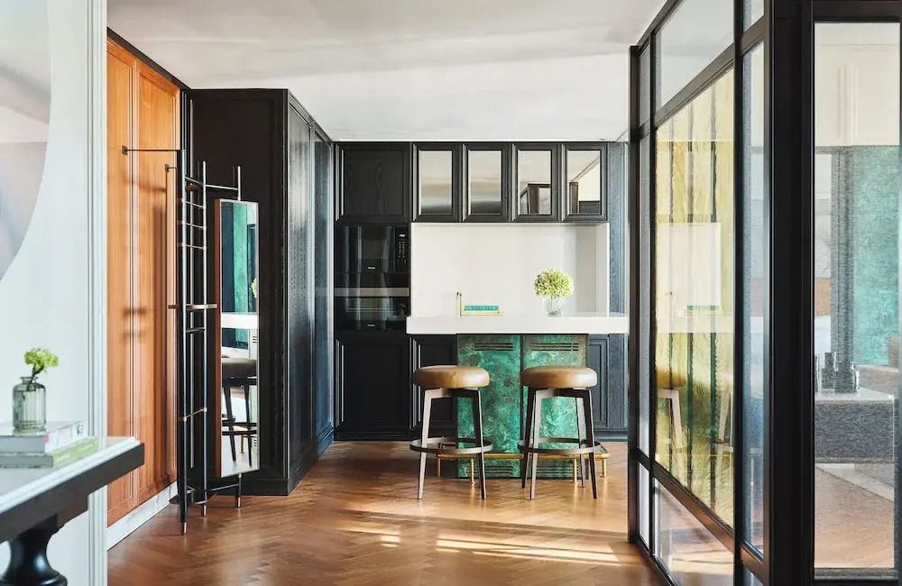 Schickes Küchenbereich mit eleganter Bar und modernen Möbeln