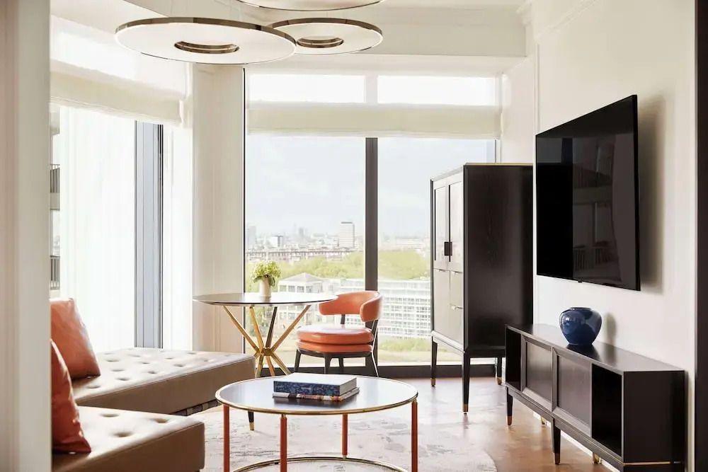Modernes Wohnzimmerdesign in einer Suite mit großer Fensterfront.