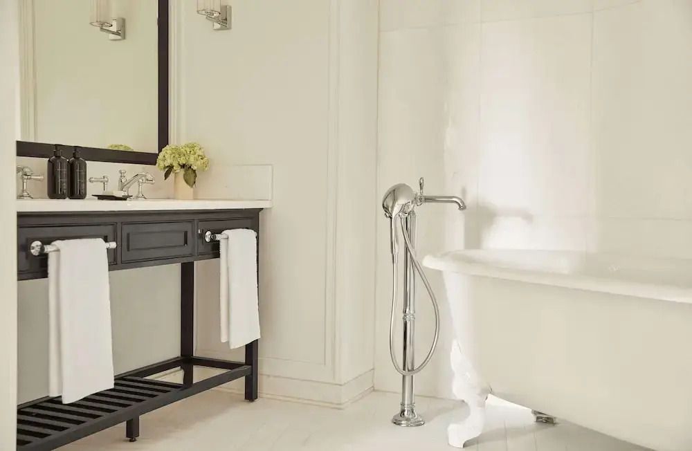 Elegantes Badezimmer mit freistehender Badewanne und modernem Waschbecken