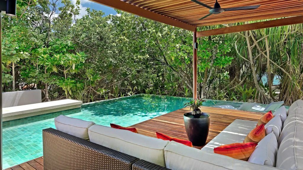 Privater Pool umgeben von üppigem Grün mit Pergola