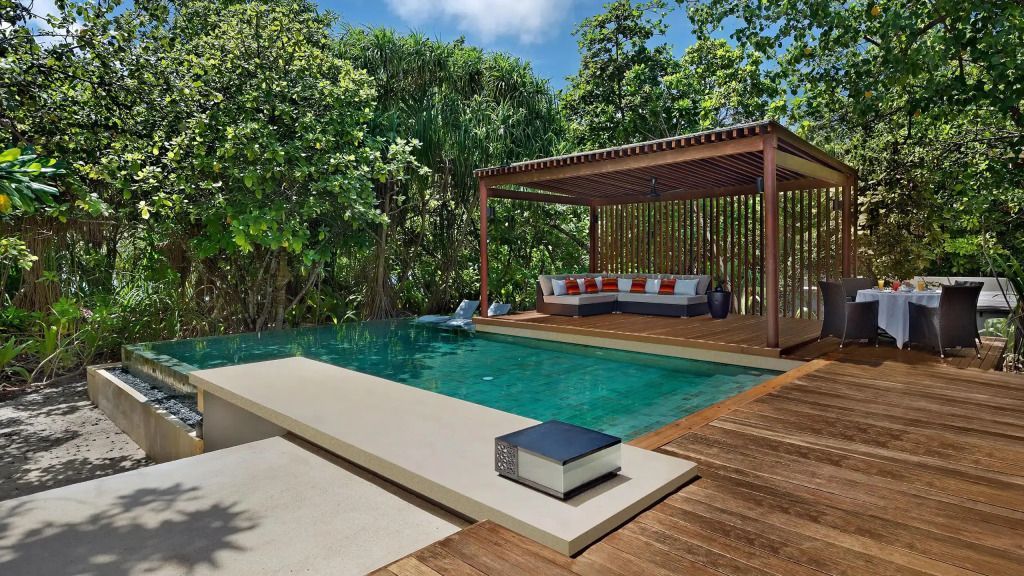 Privater Pool mit Liegefläche und überdachter Sitzgelegenheit