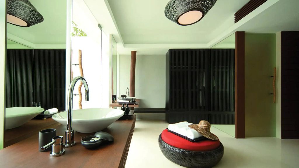 Moderner minimalistischer Waschbereich mit luxuriösem Design in der Villa