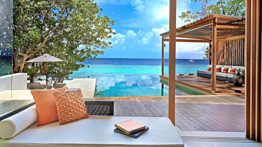 Atemberaubender Blick von der Terrasse auf den Infinity-Pool und das Meer