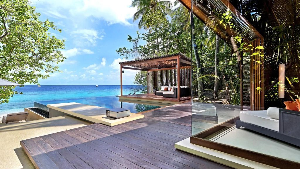 Strandbungalow mit Meerblick und privatem Pool im Hintergrund
