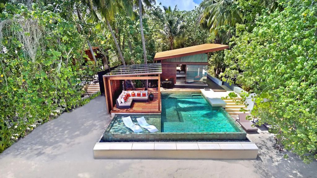 Luftaufnahme der Villa mit Privatpool und Terrasse umgeben von Palmen